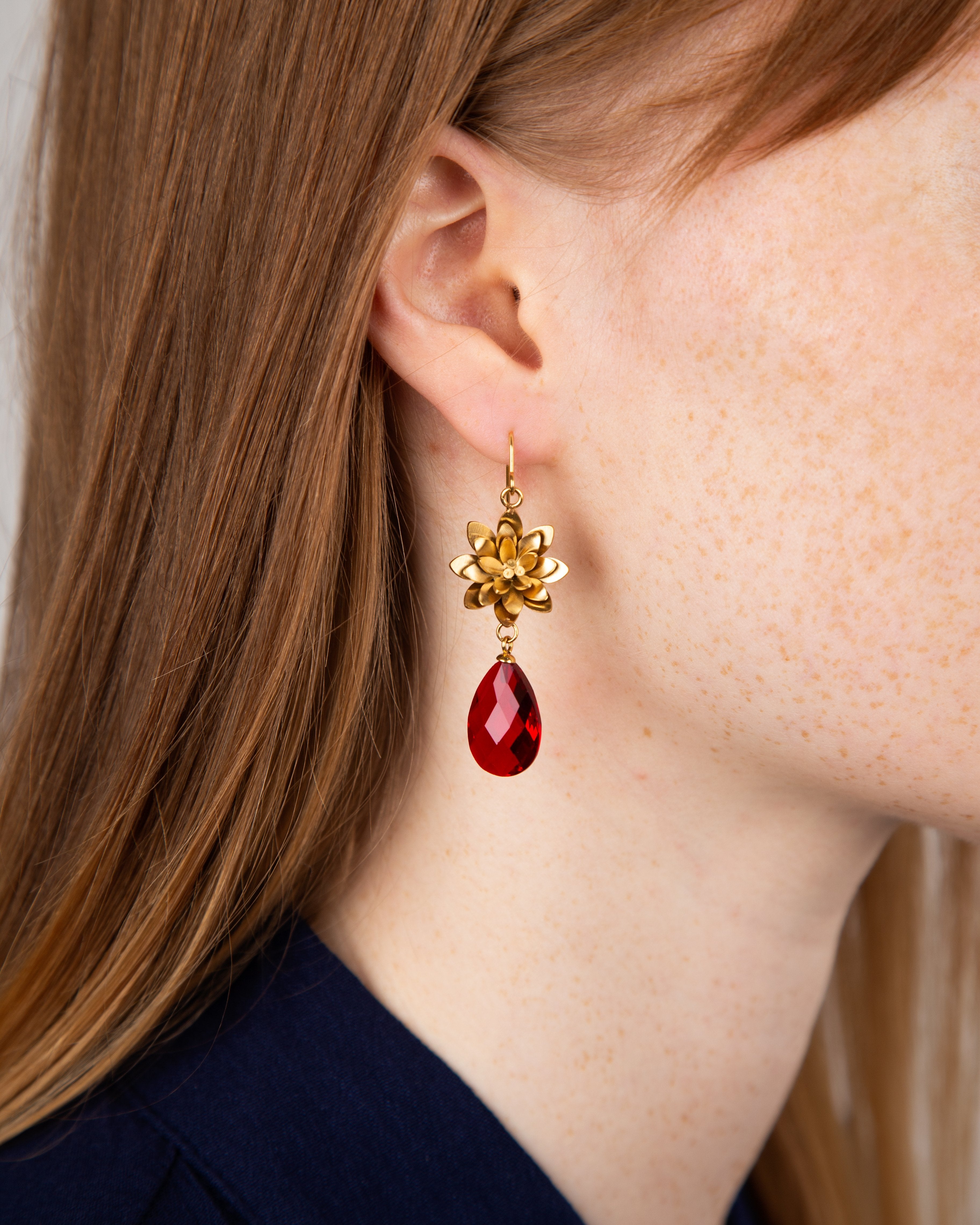Divinia øredobber - Ruby red fra Farmhousedesign.no