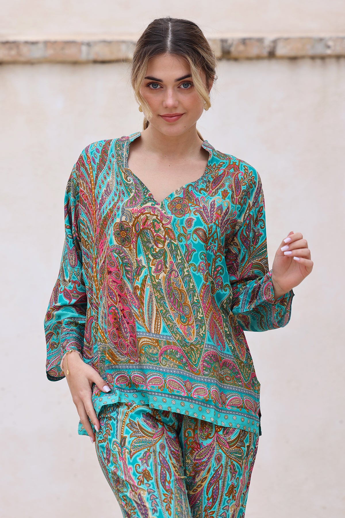 Silk blouse, Taj Mahal