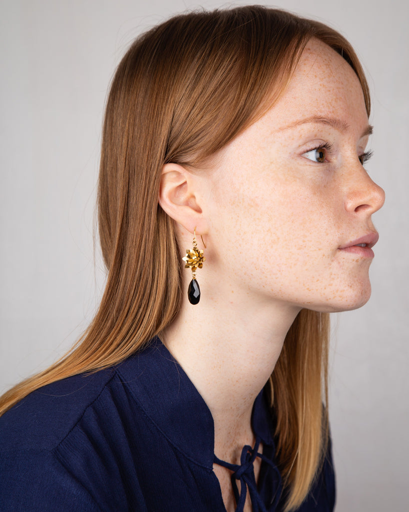Divinia øredobber - Black fra Farmhousedesign.no